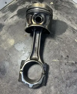 Mitsubishi L200 Piston with connecting rod 