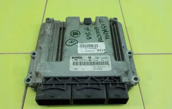 Alfa Romeo Giulietta Engine control unit/module 237102908R