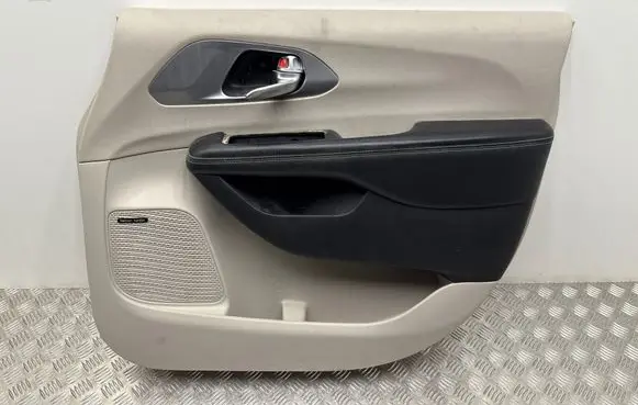 Chrysler Pacifica Front door card panel trim 6PP031D2A0 039306122
