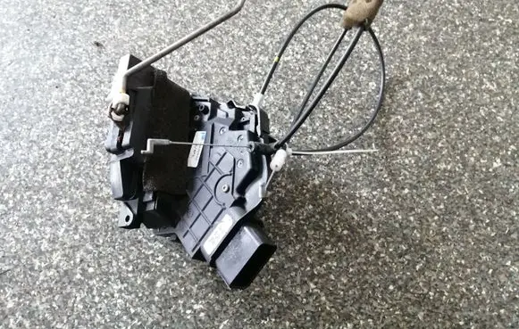 Mazda 3 I Front door lock 3N6AA21812D