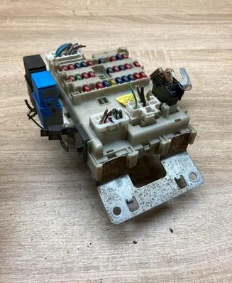 Nissan Almera Tino Fuse module 243504U100 0517011