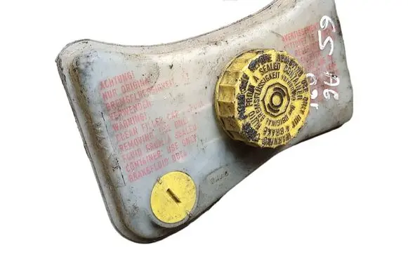 Brake fluid reservoir