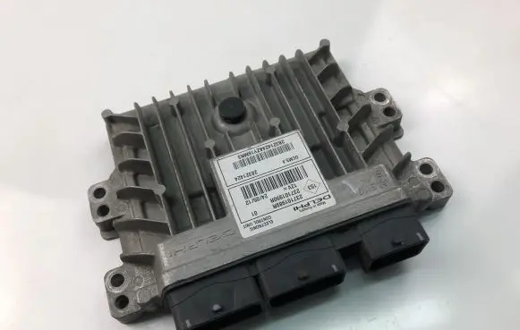 Renault Captur Engine control unit/module ECU 237101989R 237101990R