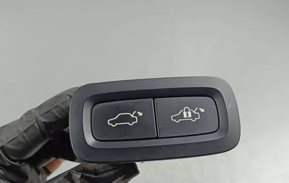 Volvo XC90 Tailgate/boot open switch button 31674801 8888780750