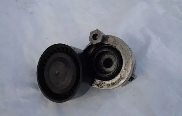 Nissan Juke I F15 Generator/alternator belt tensioner 117501113R