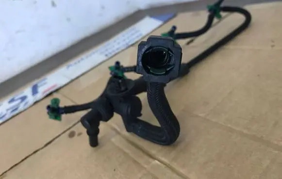 Ford Mondeo Mk III Fuel injector supply line/pipe 
