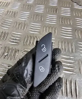 Volkswagen Golf VI Central locking switch button 5K0962125