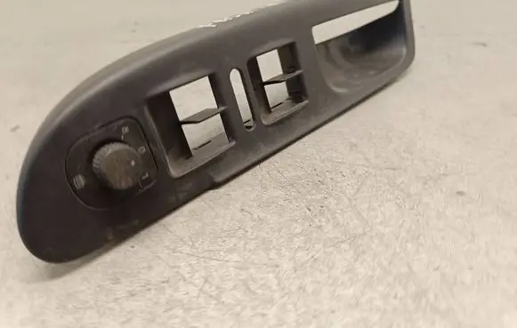 Volkswagen PASSAT B6 Front door window switch trim 3C1867171