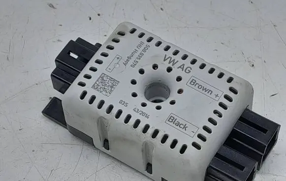Volkswagen Golf VII Aerial antenna amplifier 5Q0035570