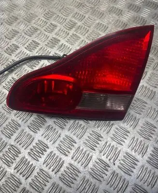 Toyota Avensis Verso Tailgate rear/tail lights E137654