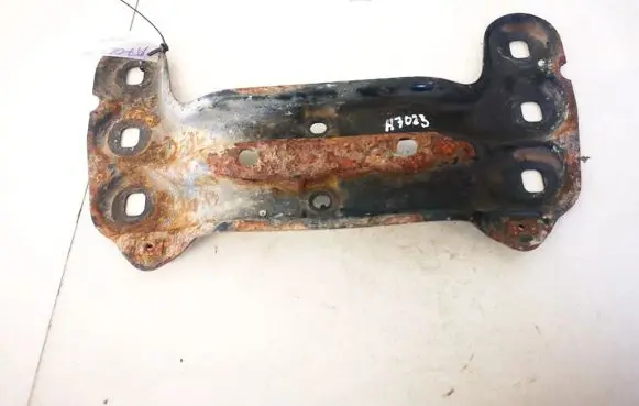 Mercedes-Benz S W220 Engine mounting bracket
