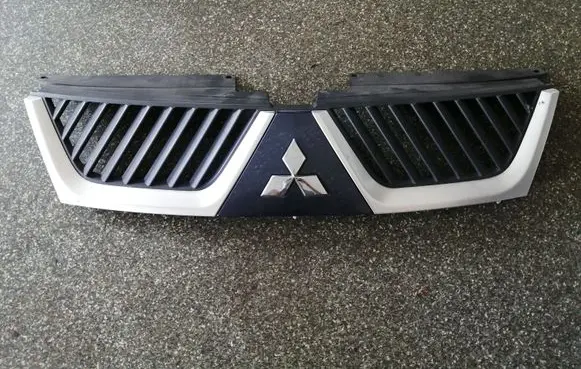 Mitsubishi Outlander Front bumper upper radiator grill 7450A037ZZ