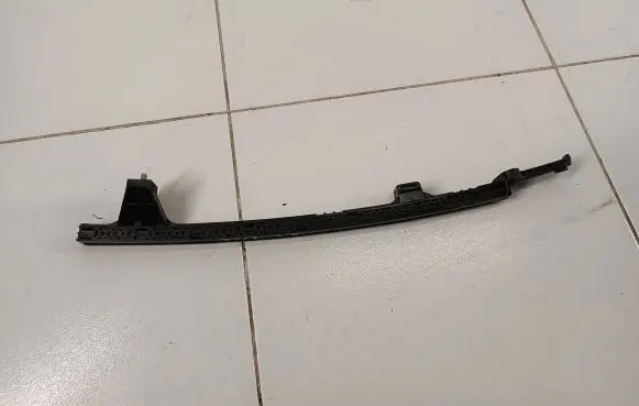 Hyundai Santa Fe Rear door windshield rail 825612W000