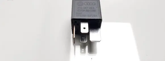 Volkswagen PASSAT B5.5 Other relay 8D0951253