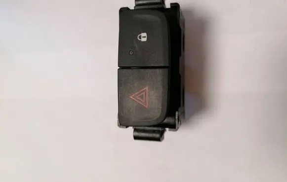 Renault Trafic III (X82) Hazard light switch E3160101
