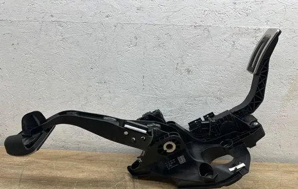 Volkswagen Golf VIII Pedal assembly 5Q2723058AP HZD280122