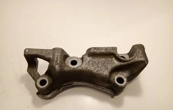 Peugeot 308 Engine mounting bracket 9673585780