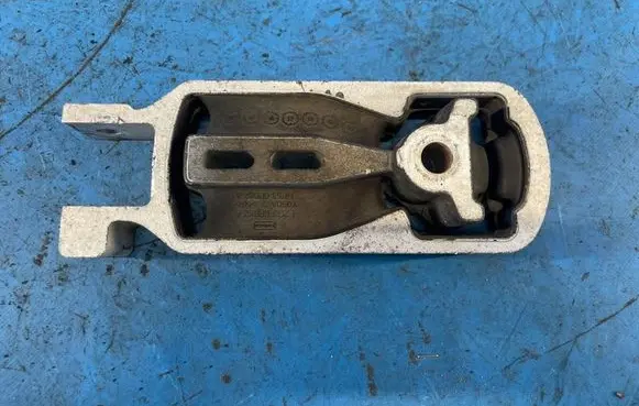 Ford Fusion II Engine mount bracket F2G36P082AC