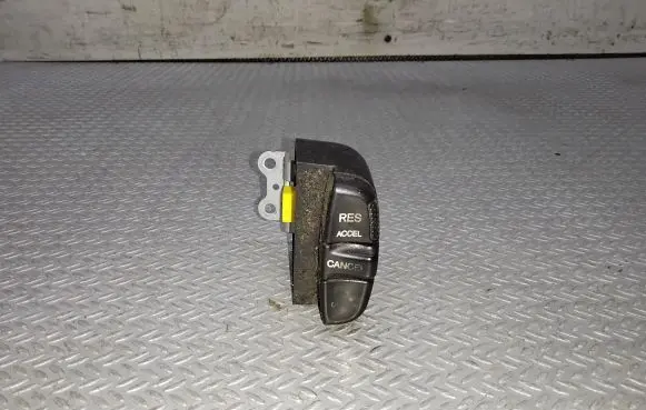 Steering wheel buttons/switches