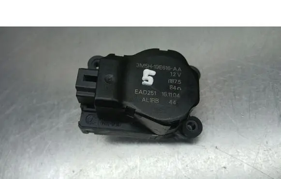 Ford Focus C-MAX Coolant heater control valve 3M5H19E616AA
