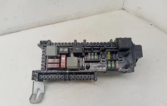 Mercedes-Benz C W204 Fuse module 168298 1670660
