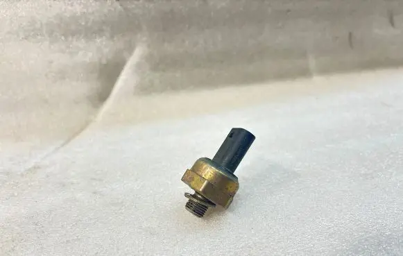 BMW 4 F32 F33 Oil pressure sensor 8647488 121118 1046416792