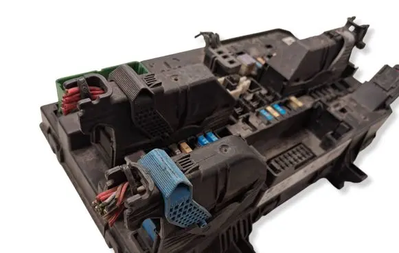 Opel Astra H Fuse module 13206758