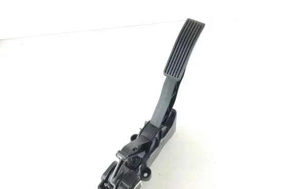 Mercedes-Benz B W245 Accelerator throttle pedal A1693000104 000188 041010