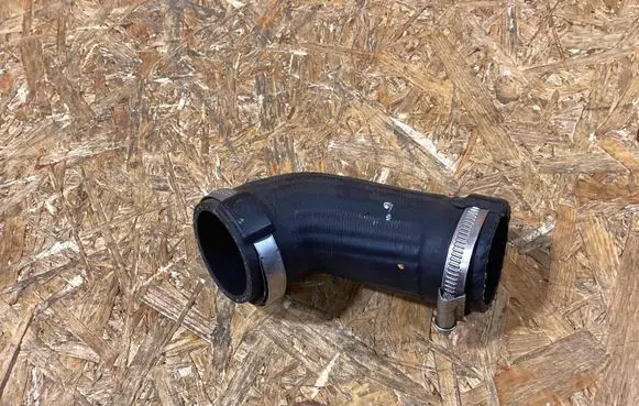 Porsche Macan (95B) Intercooler pipe mounting bracket 95b145737b