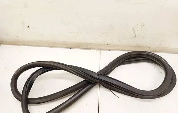 Skoda Octavia Mk2 (1Z) Rubber seal front coupe door 1Z9867367H