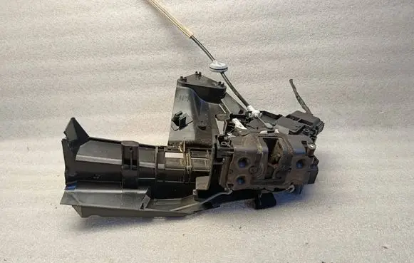 Ford Focus Front door lock 3M5AR21813ET A048069