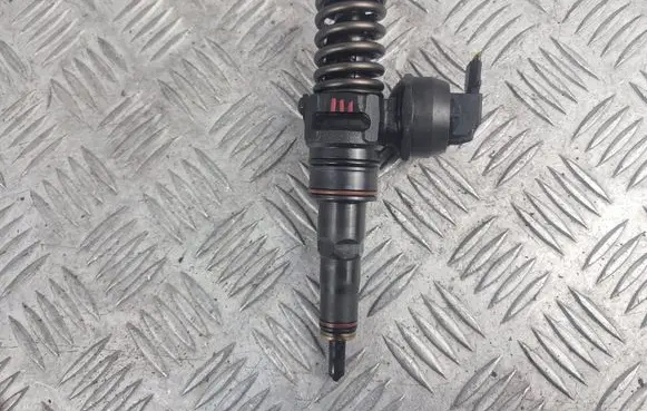 Volkswagen PASSAT B5.5 Fuel injector 038130073AJ