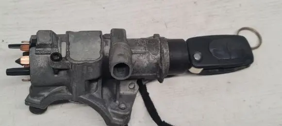 Volkswagen PASSAT B5 Ignition lock 4B0905851