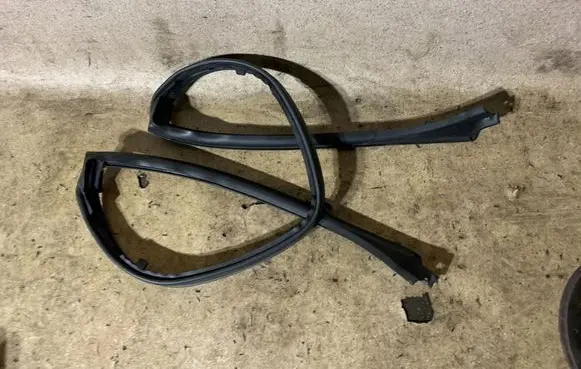 Mercedes-Benz SL R230 Front door rubber seal A2307200078