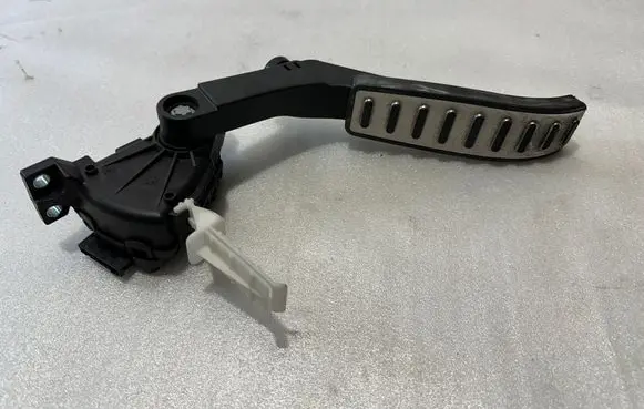 Accelerator throttle pedal
