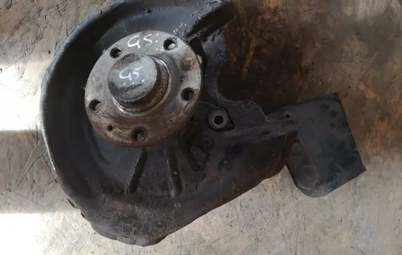 Volkswagen Golf V Rear wheel hub