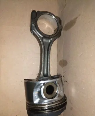 Mitsubishi Outlander Piston with connecting rod