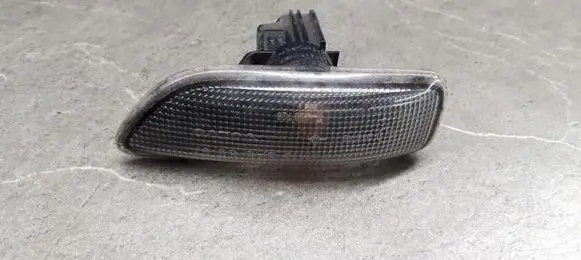 Volvo XC90 Front fender indicator light 8658945