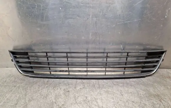 Volkswagen Touran II Front bumper lower grill 1T0853677D 1T0853671C