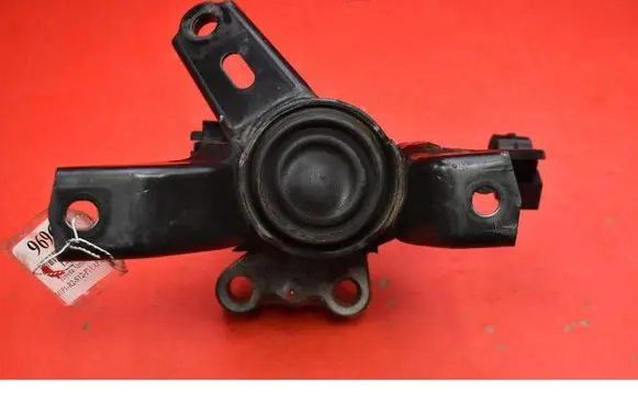 Engine mount vacuum valve