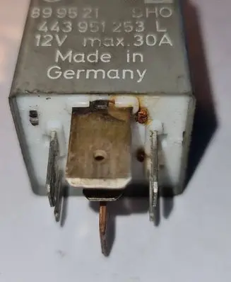 Volkswagen PASSAT B5 Other relay 443951253L 899521