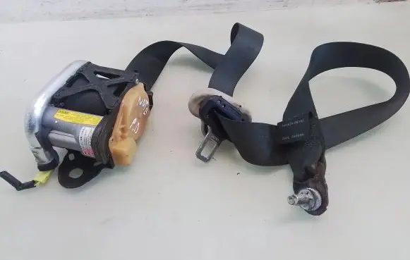 Nissan Note (E11) Front seatbelt 143569