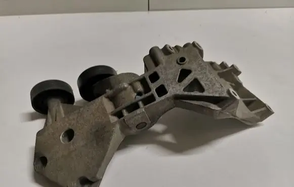 Mercedes-Benz B W245 Generator/alternator bracket A6402021040