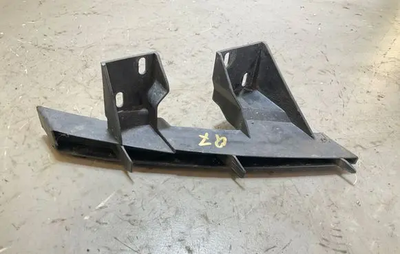 Audi Q7 4L Front bumper mounting bracket 4L0807333