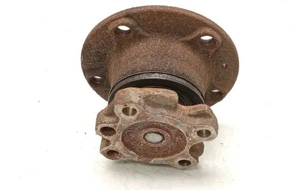 Volkswagen Golf VII Rear wheel hub