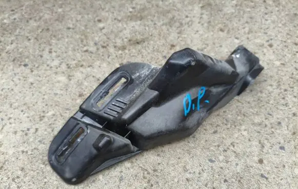 Opel Mokka B Fender mounting bracket 9825559780