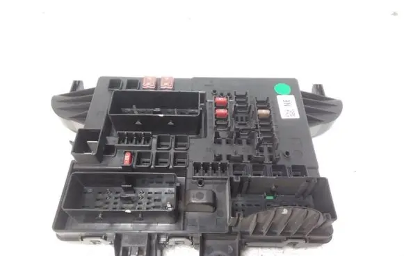 Opel Insignia A Fuse module 1327732103