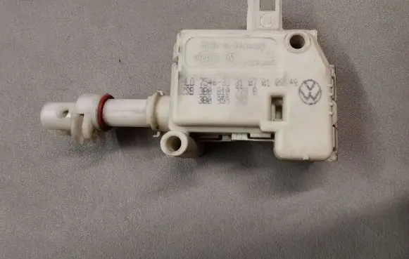 Volkswagen PASSAT B5.5 Central locking motor 3B0810773B 3B0959782