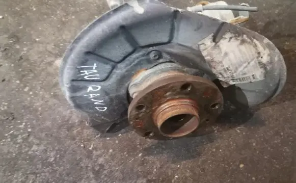 Volkswagen Touran I Front wheel hub spindle knuckle