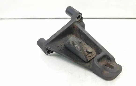 Suzuki Grand Vitara II Engine mounting bracket 136f8